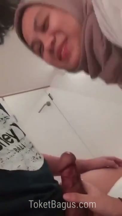 Jilbab ketagihan sepong kontol gede