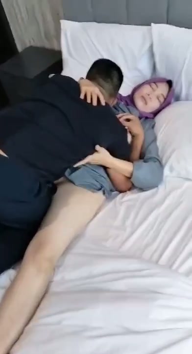 Binor Hijab Ungu Asik Selingkuh Di Hotel.mp4