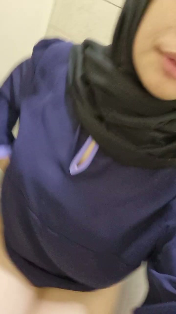 ayang hijab mulus gabut di wc.mp4.mp4