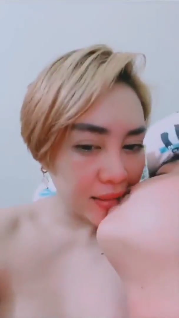 Tante Kina vs brondong