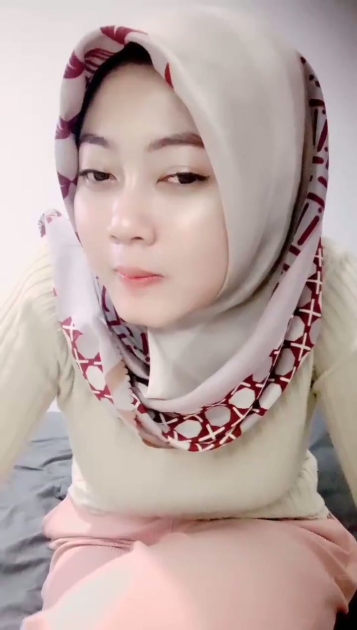 hijab cantik nekat omek walau pms .mp4