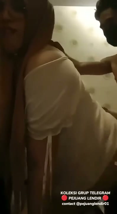 Tante hijab di genjot dari belakang desah enak