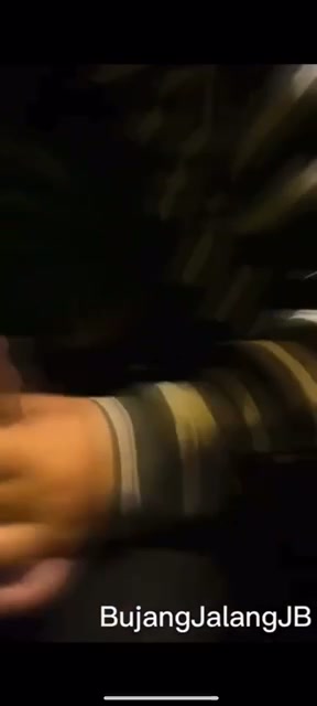 Abg jilbab lagi ngurut di mobil 1