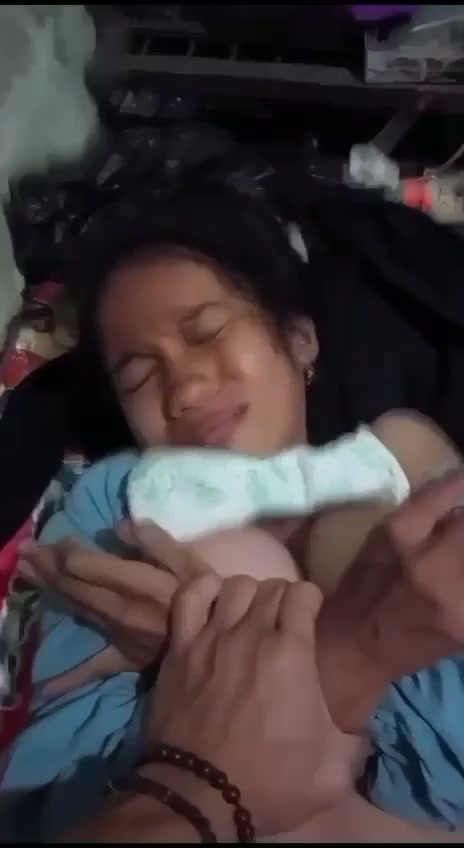 B0ci1 tobrut mau nangis di paksa kakaknya