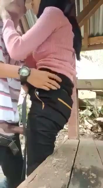 Cewe hijab main di gubuk