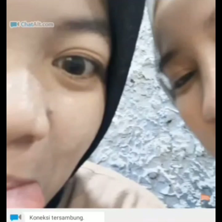 Ome Tv Hijab cantik dan temennya tergoda pisang jumbo.mp4