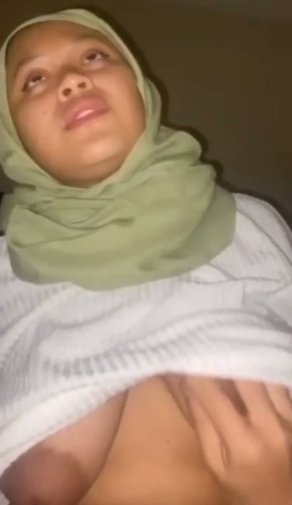 Tudung hijab keenakan banget. Expresinya bikin gak tahan