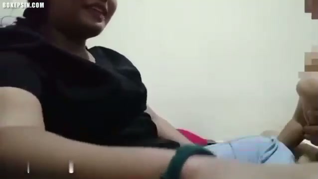 Ajak Teman Toketnya Gede Banget Nginap di Oyo - BokepINI