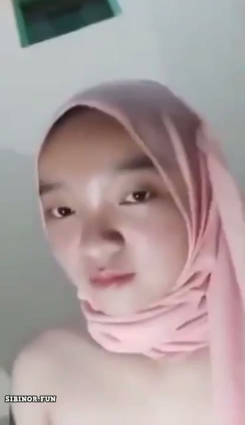 Neng Izza Jilbab Pink Pose Yoga Ngangkang Bugil.mp4