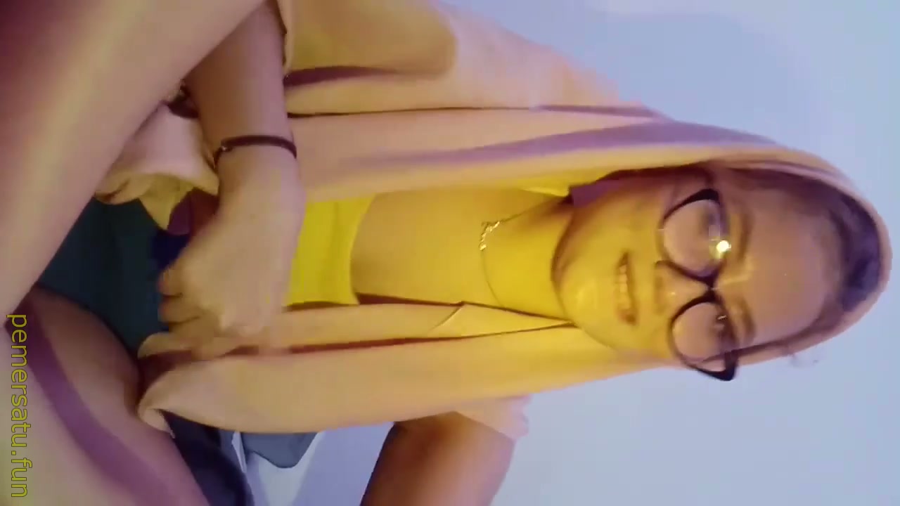 jilbab kacamata imut tobrut colmek sampai crot.mp4