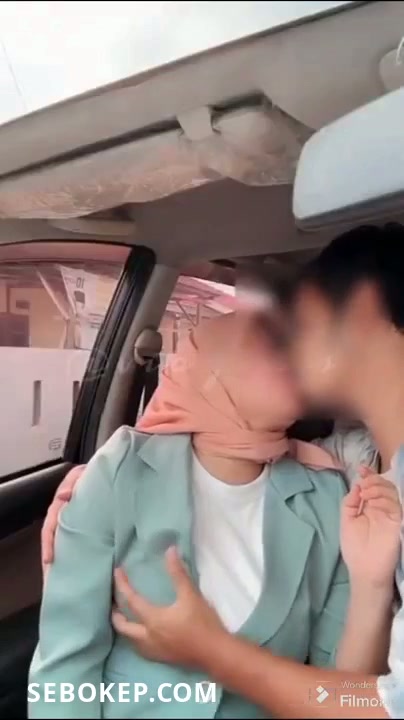 Skandal Cewek Jilbab Mesum Cium Ngentot Dalam Mobil Viral - PoopHD