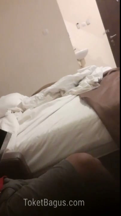 Jilbob amari cekin ama kontol gede temennya.mp4