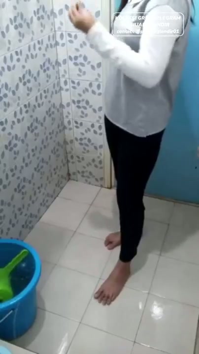 Intip kakak mandi
