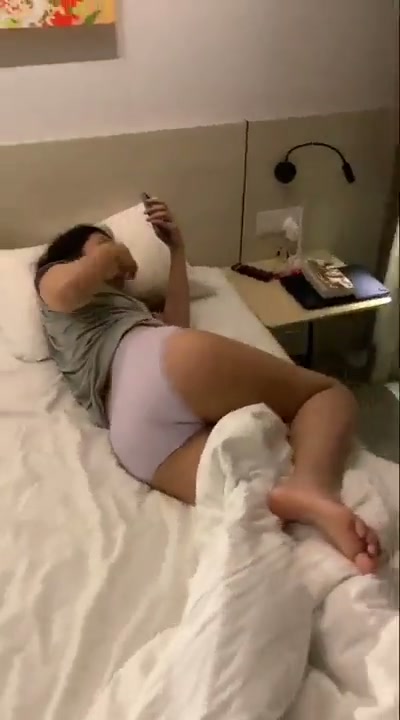 ajak kakak yg lagi tiduran