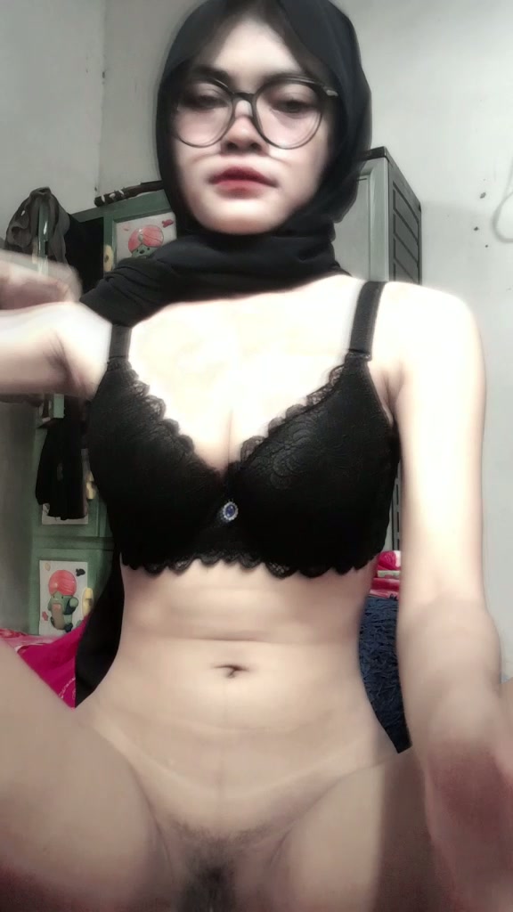 Ukhti kacamata imut c0lmek bar bar