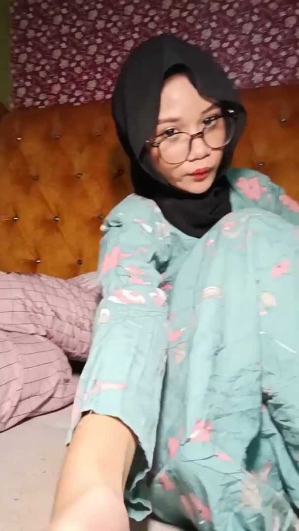 Sisi liar ukhti cantik kacamata