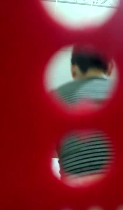 ngintipin cewe pipis hampir aja ketahuan