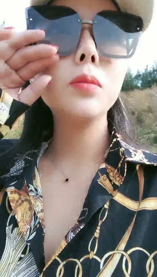 ibu mandor cantik main sama kuli di kebon