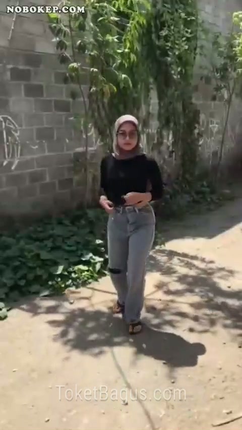 Jilbab Nisia Yuanida Eksib viral nyepong depan rumah kosong.mp4