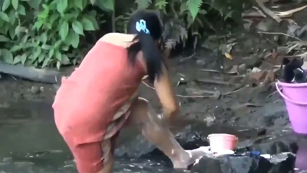 Intip Tetangga Mandi Di Kali