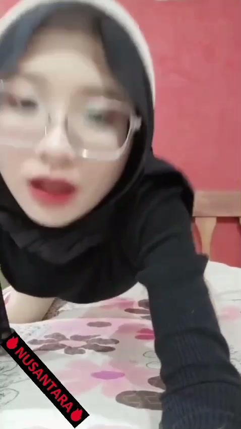 ukhti wajah polos main dildo di kasur.mp4