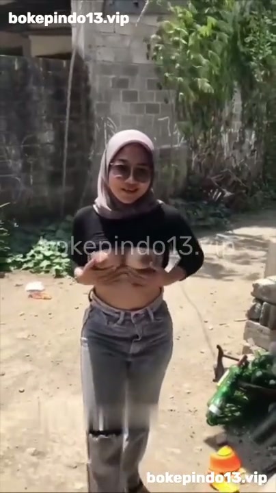 VIRAL-HIJABERS-BERANI-NGEWE-DI-DEPAN-RUMAH