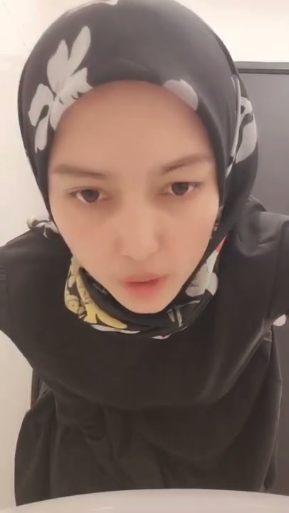 Ukhty malay di toilet mall