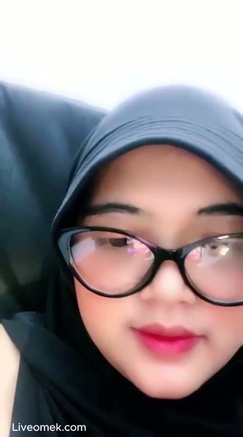 Zela Gadis Hijab Kacamata Show Memek Pink.mp4