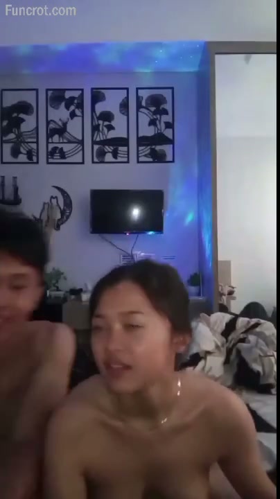 Pasangan muda mudi bersetebuh di kamar kos -