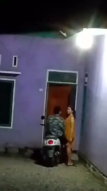 Ngintip tetangga mesum di halaman rumah.mp4