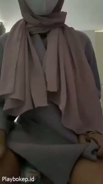 Cewe Jilbab Sange Dengan Bantal Guling