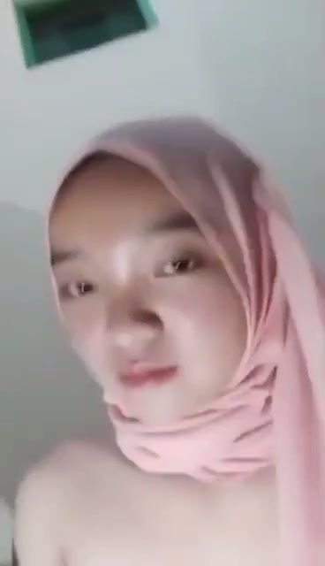 Izza Jilbab Ngangkang Lebar Pamer Meki Gundul[1]