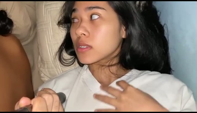 Adek lagi tidur di sebelah kakak malah maen emek