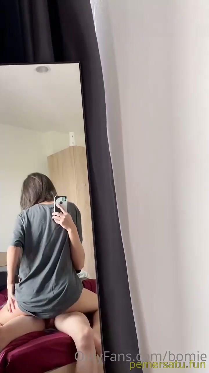 bomie abg 18yo posisi atas sambil direkam depan cermin.mp4