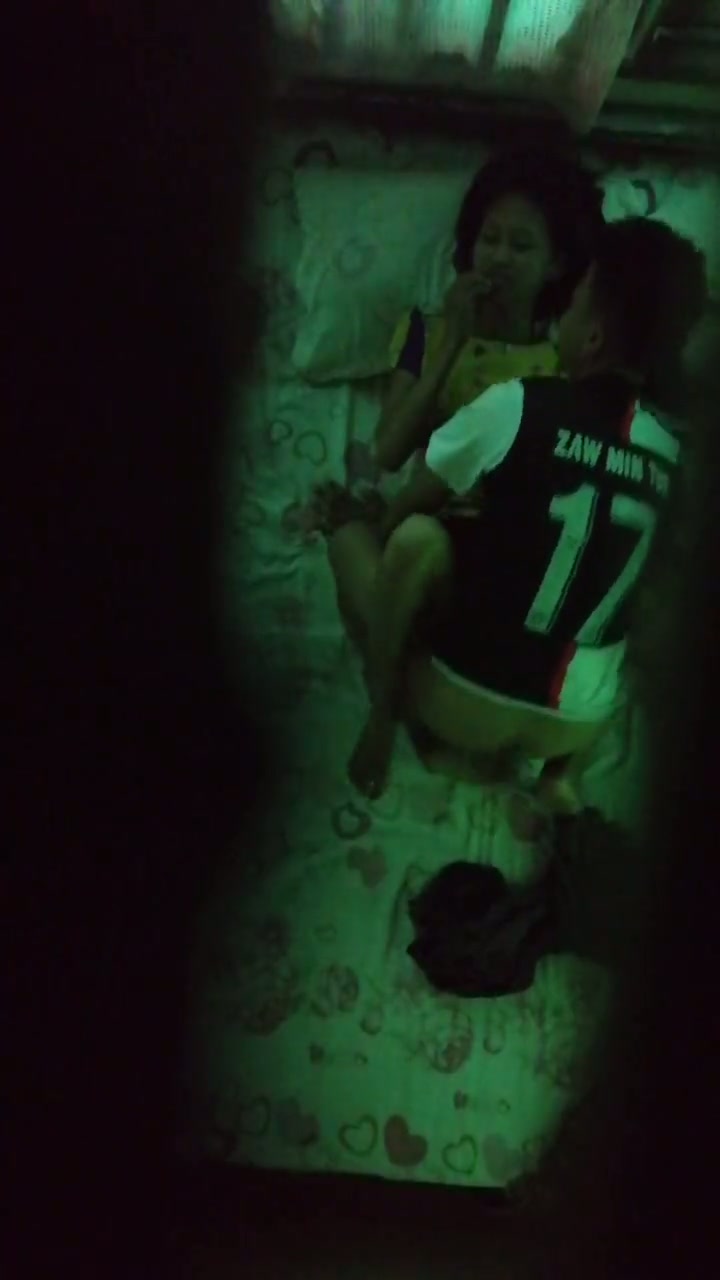 ngintip keponakan, danila dipake temen kelasnya saat belajar bareng di kamar.mp4