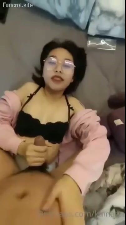 Pelayanan abg kacamata yang memukau keluar di dlm