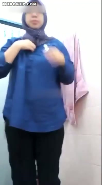 Bokep Indo Bu Guru Jilbab Semok Nungging OmeTV - DoodStream.mp4