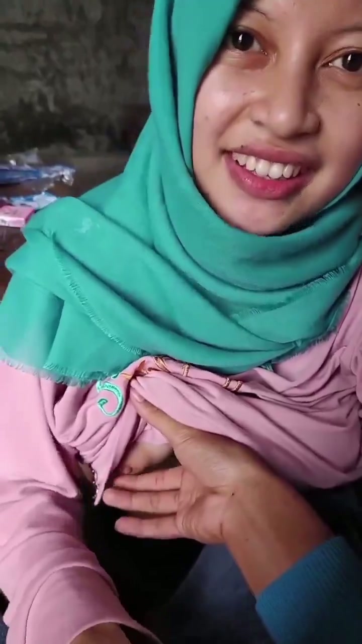 Jilbab Di Grepe Diruang Tamu 2