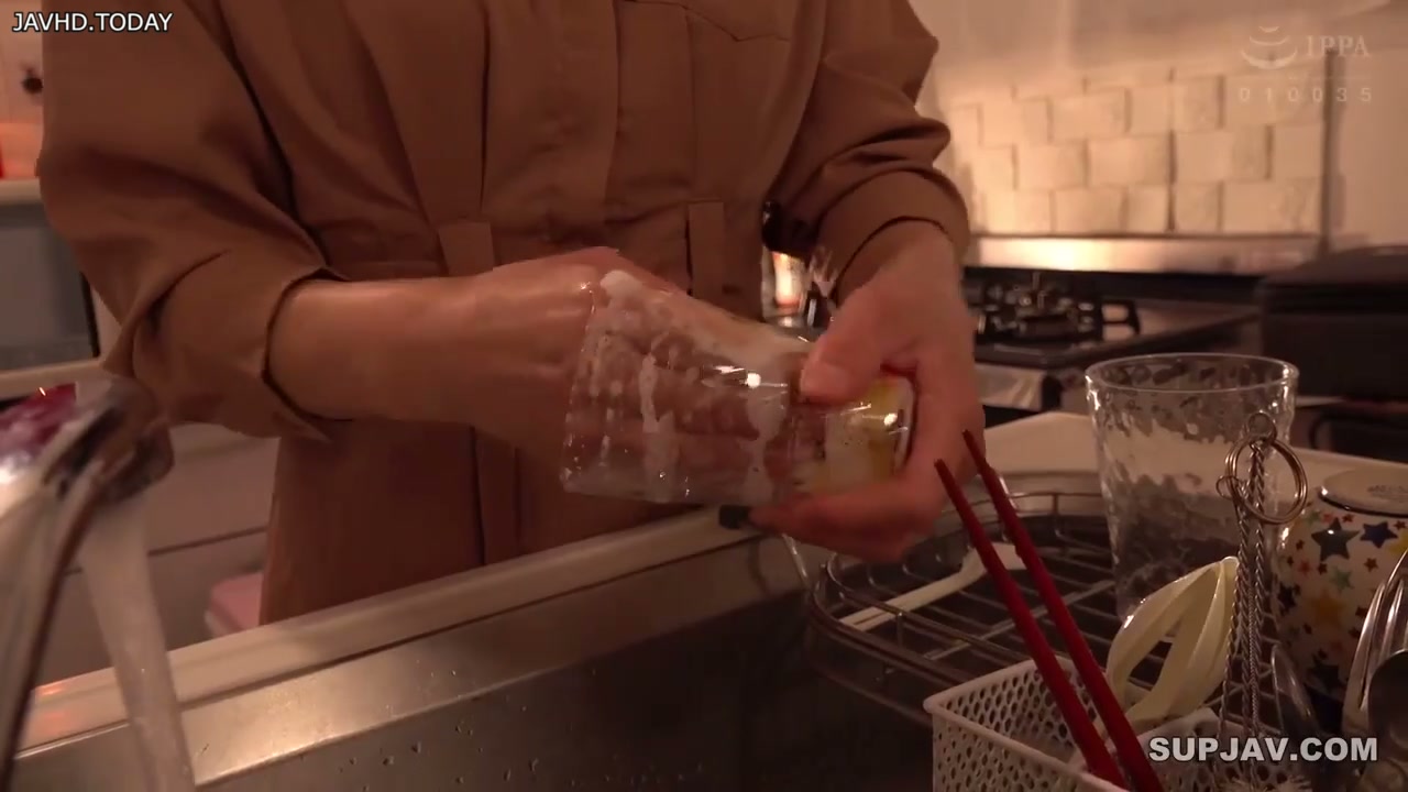 LUCY-003 Ibu istriku, yang mirip dengan cinta pertamaku, adalah seorang janda. Rieko Hiraoka