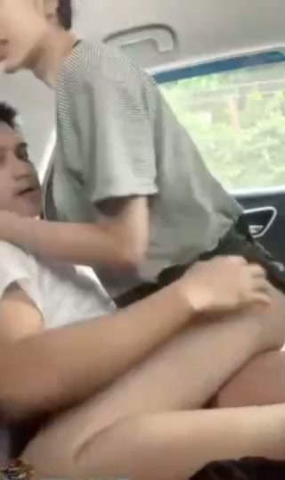 sejoli ngewe dimobil