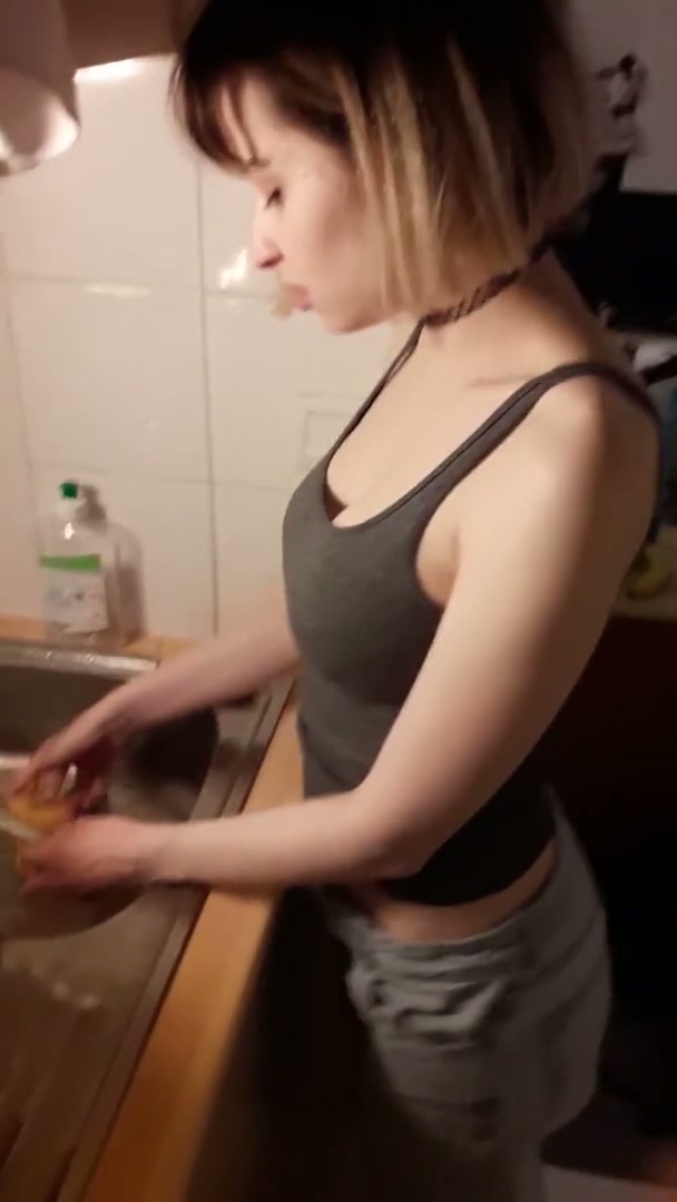 Adik kakak ngewe di dapur saat lagi masak - DoodStream