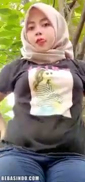 Bokep Indo Hijab Yunita Ukhti Colmek di Kebun - BOKEPSIN