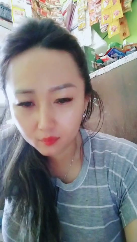 Tante penjaga warung omek