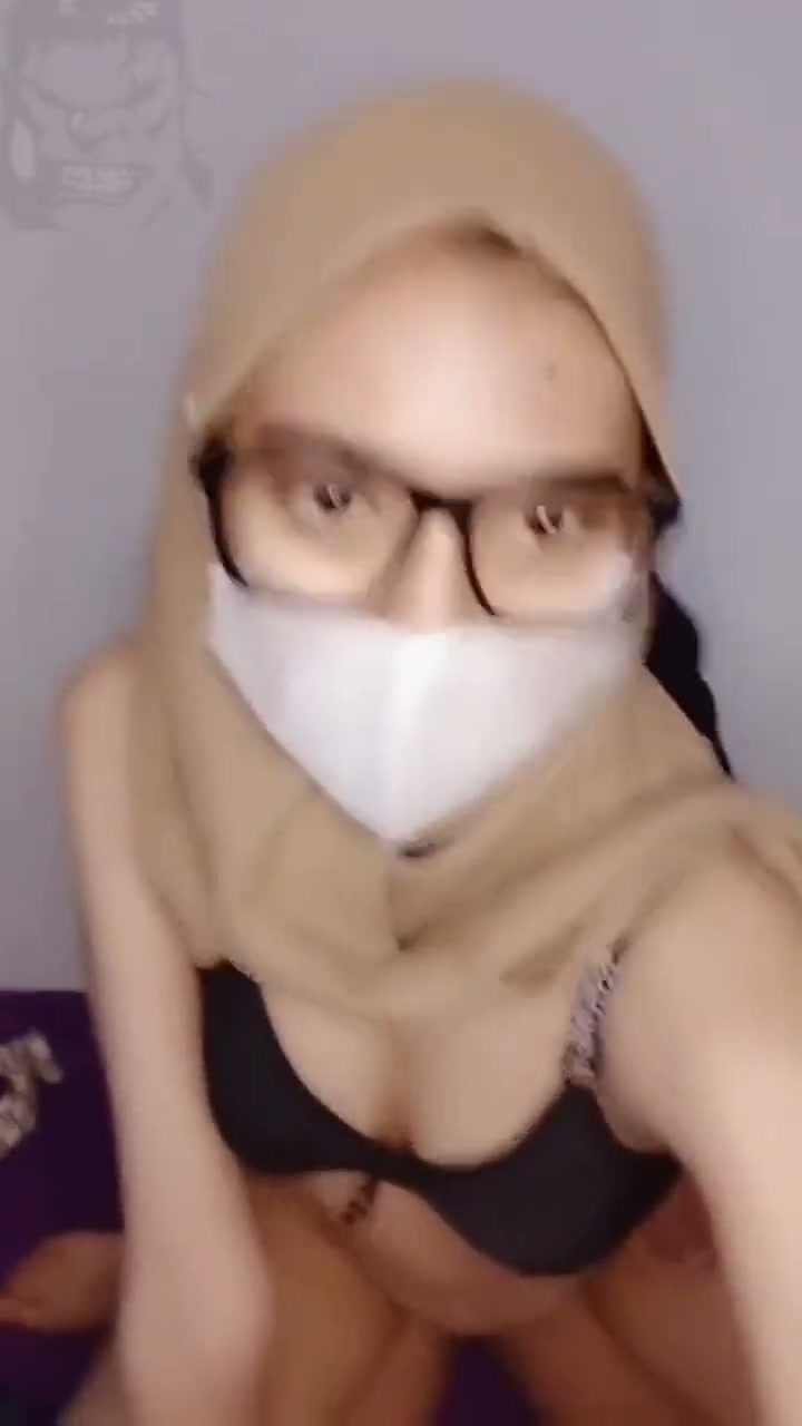 Mila hijab ngetot bareng teman.mp4