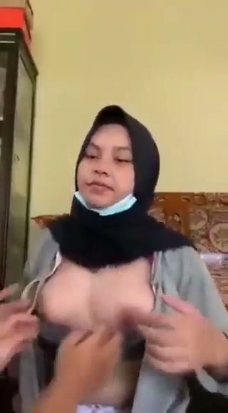Minta Di Remes Cium Jilbab hitam masker di ruang tamu - DoodStream