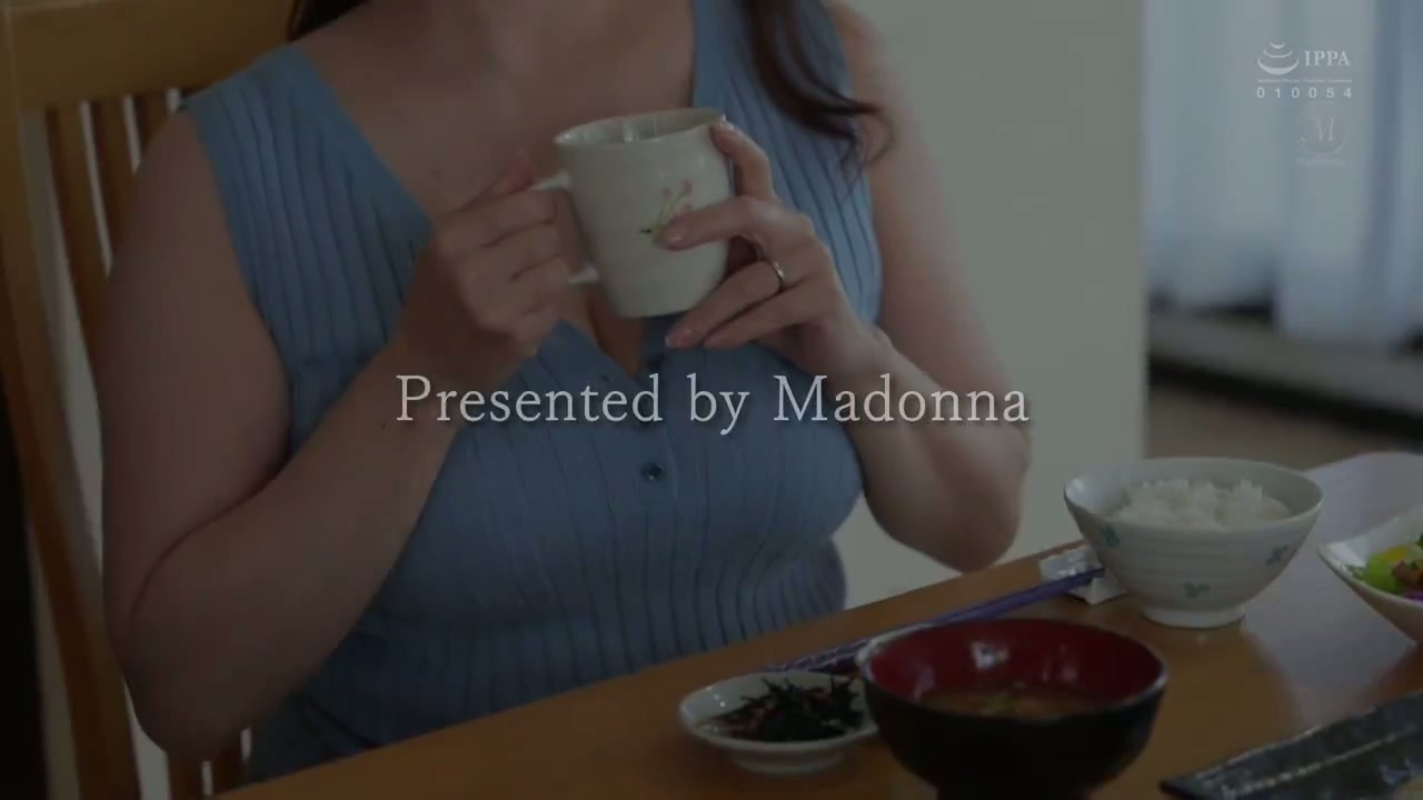 "Ibu tiriku akan mengajariku cara berciuman seperti orang dewasa..." Ibu tiri yang menggairahkan Yumi Kazama mengambil bibir putri tiri suaminya yang lugu dan keperawanannya