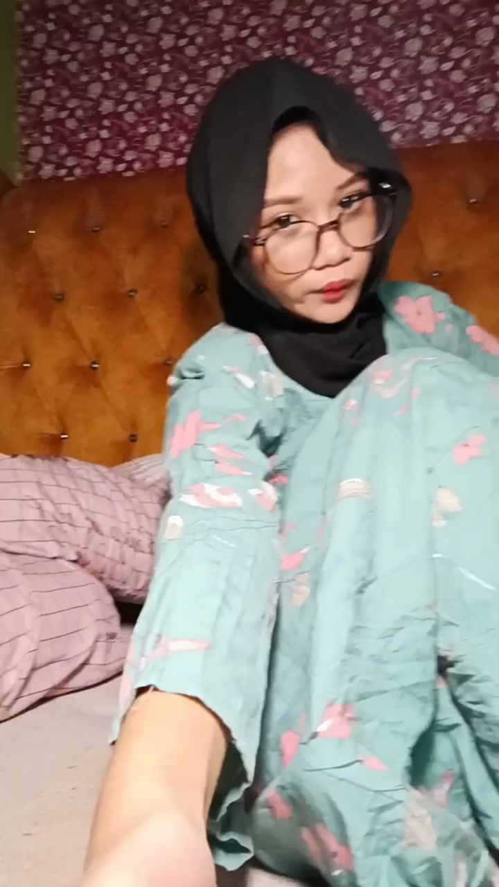 Hijabers imut mulus colmek sampe crot kenikmatan