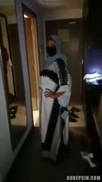 Bokep Istri Hijab Diajak Threesome Dengan Teman - DoodStream