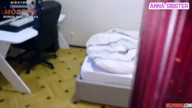 Aku membangunkan saudara tiriku dari Rusia untuk berhubungan seks