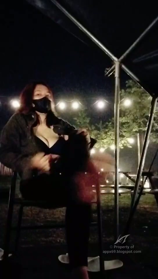 bebii diobok obokin memeknya pas nongki di cafe.mp4